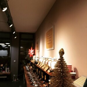 Une vue sur les cafés gourmet Valmandin fraichement torréfiés dans le magasin dans une atmosphère festive.